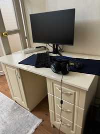 Письменный стол,со встроенными шкафчиками