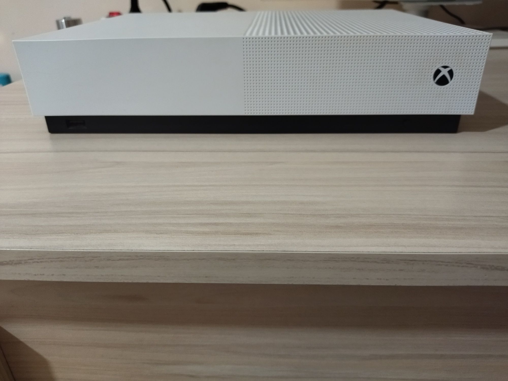 Xbox one s digital + контролер + кабел за захранване и подарък монитор