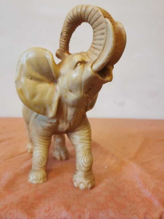 Elefant                           .