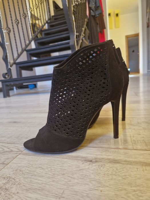 Sandale gheata perforate, piele intoarsa, negre, toc 10 - 10.5 cm,