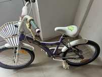 Bicicleta mov pentru fete