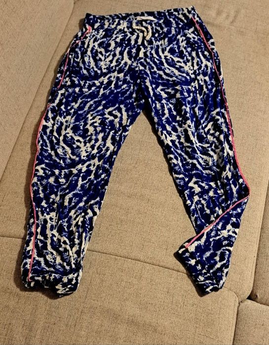 • Vând lot 5 pantaloni, mărimea 134, vârstă 7-8 ani •