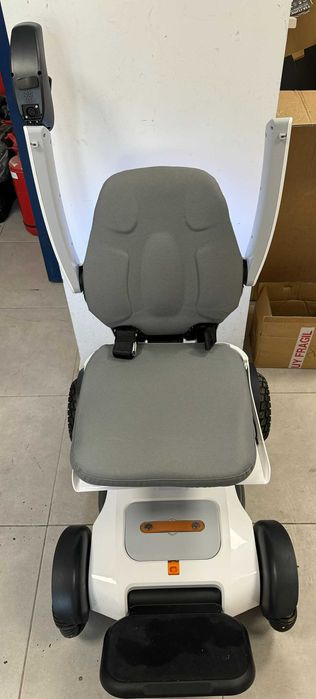 Scaun pentru persoane cu dizabilitati  Robooter X40