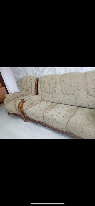 Продам комплект мягкой мебели: диван + кресло