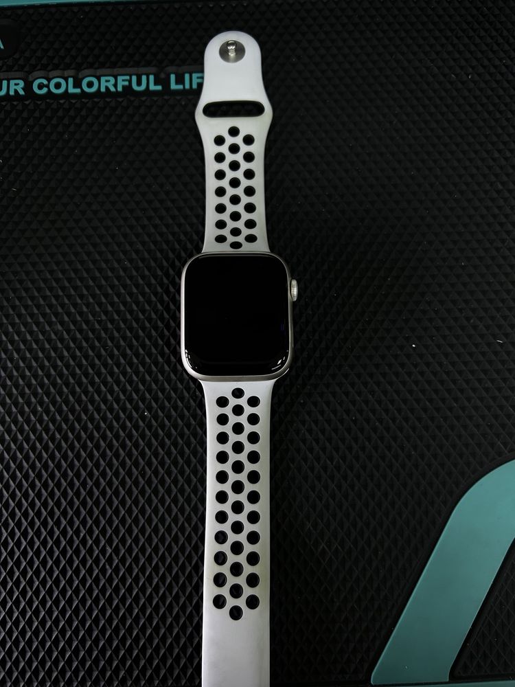Смарт-часы Apple Watch Nike Series 7 45 мм золотистый