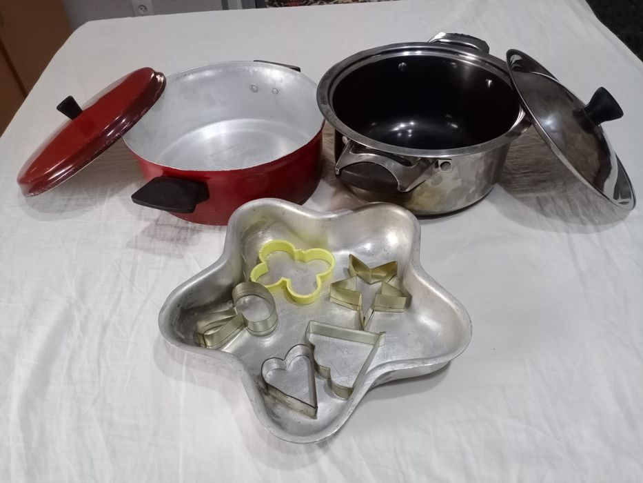 Кастрюли 1 алюминиевая и одна нержавка,формы для кекса и печенья