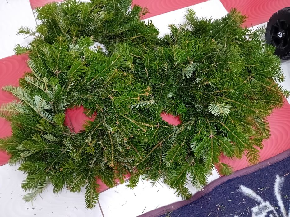 Vand coronițe din brad și balot .