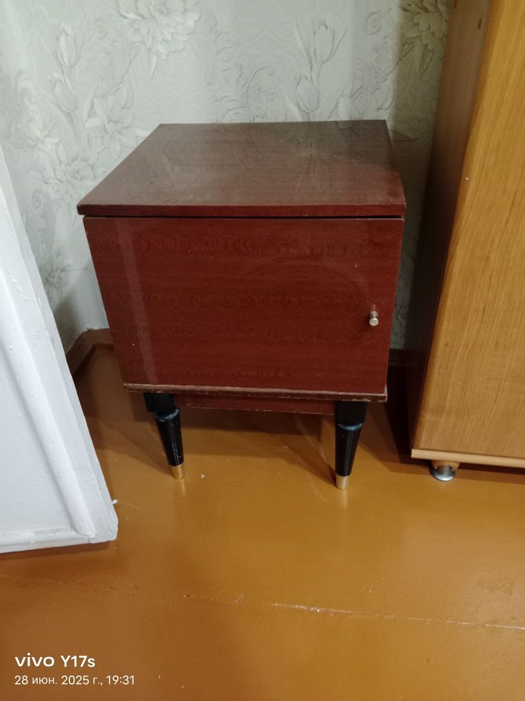 Отдам даром советскую тумбочку