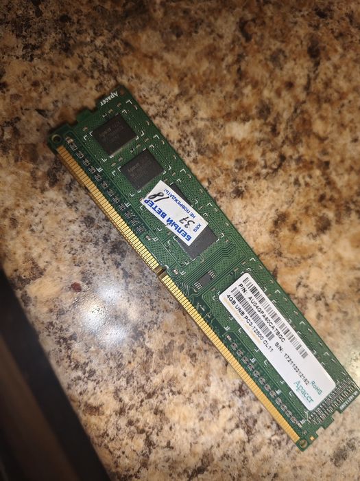 Продам оперативную память три по 8 Гб  одна 4 гб