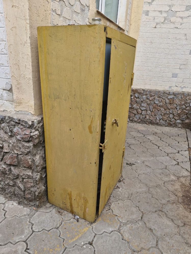сейф и темір стол