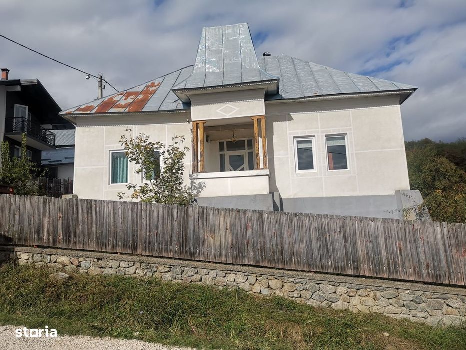 Casa batraneasca Aninoasa/ Arges, teren 1.200 mp