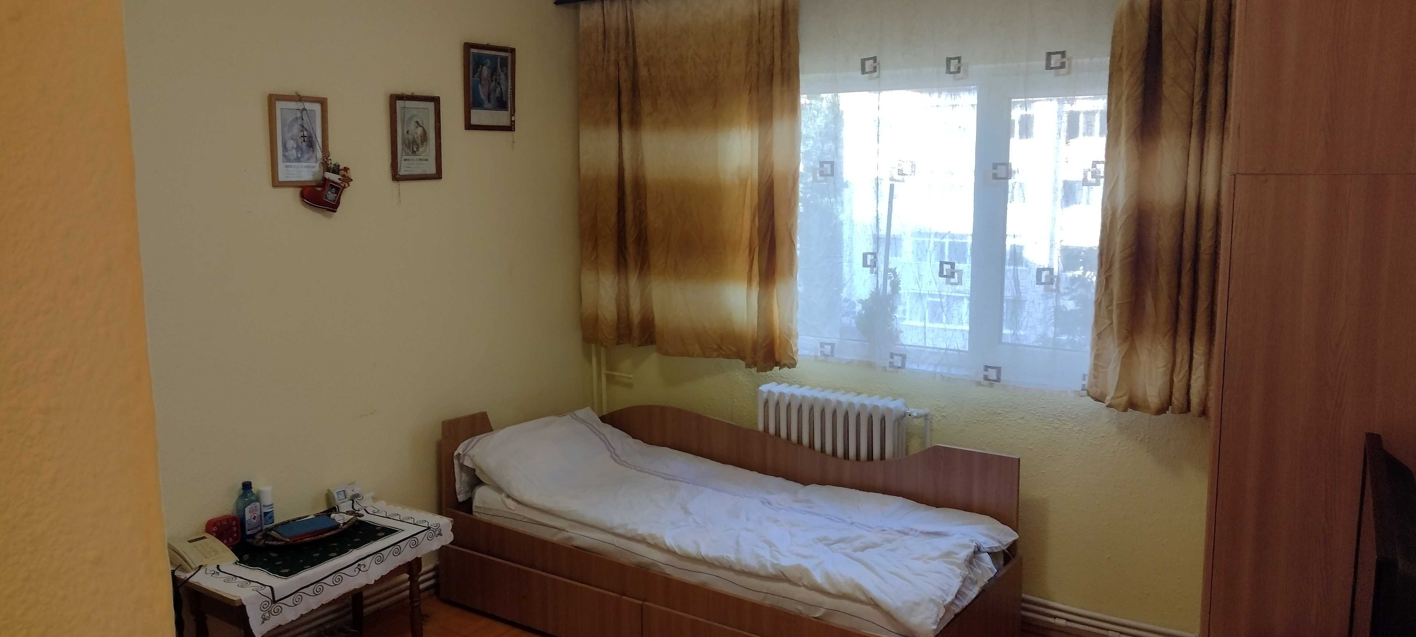 Apt. 3camere,decomandat,zona CUG(bisericuță )et.3/4,orientare la Sud.