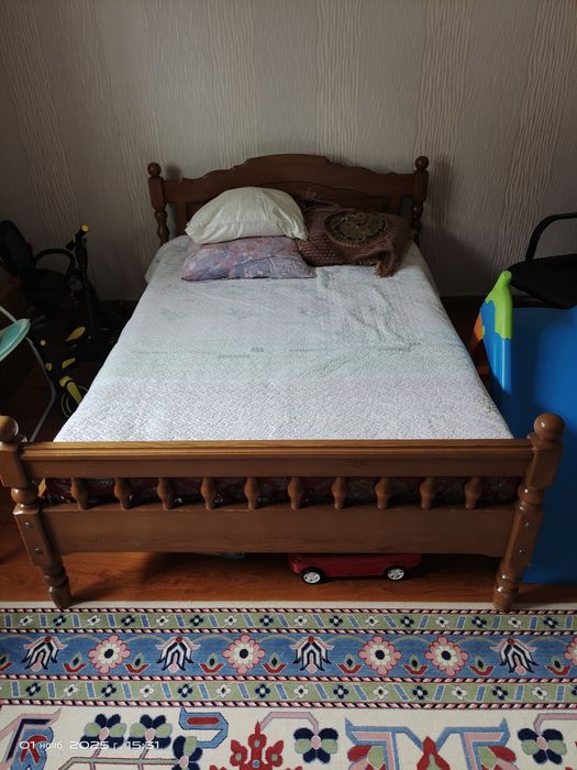 Кровать двухместная. Дерево.