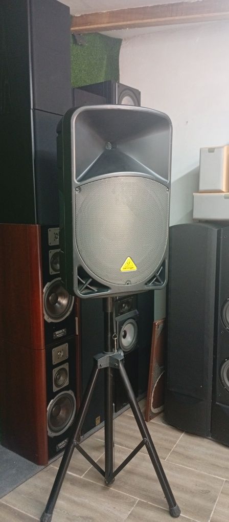 Професионална активна тонколона 15-ка BEHRINGER B-115