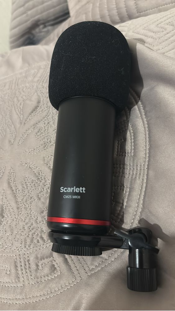 наушнки и микрофон focusrite 4 th gen