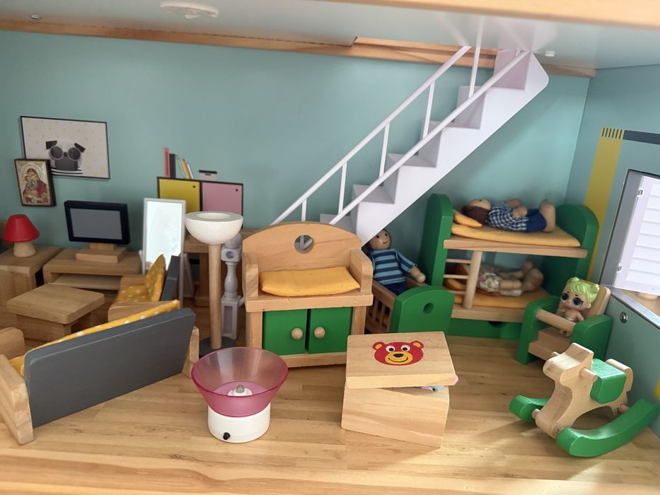 Дървена къща за кукли с много мебели и семейство