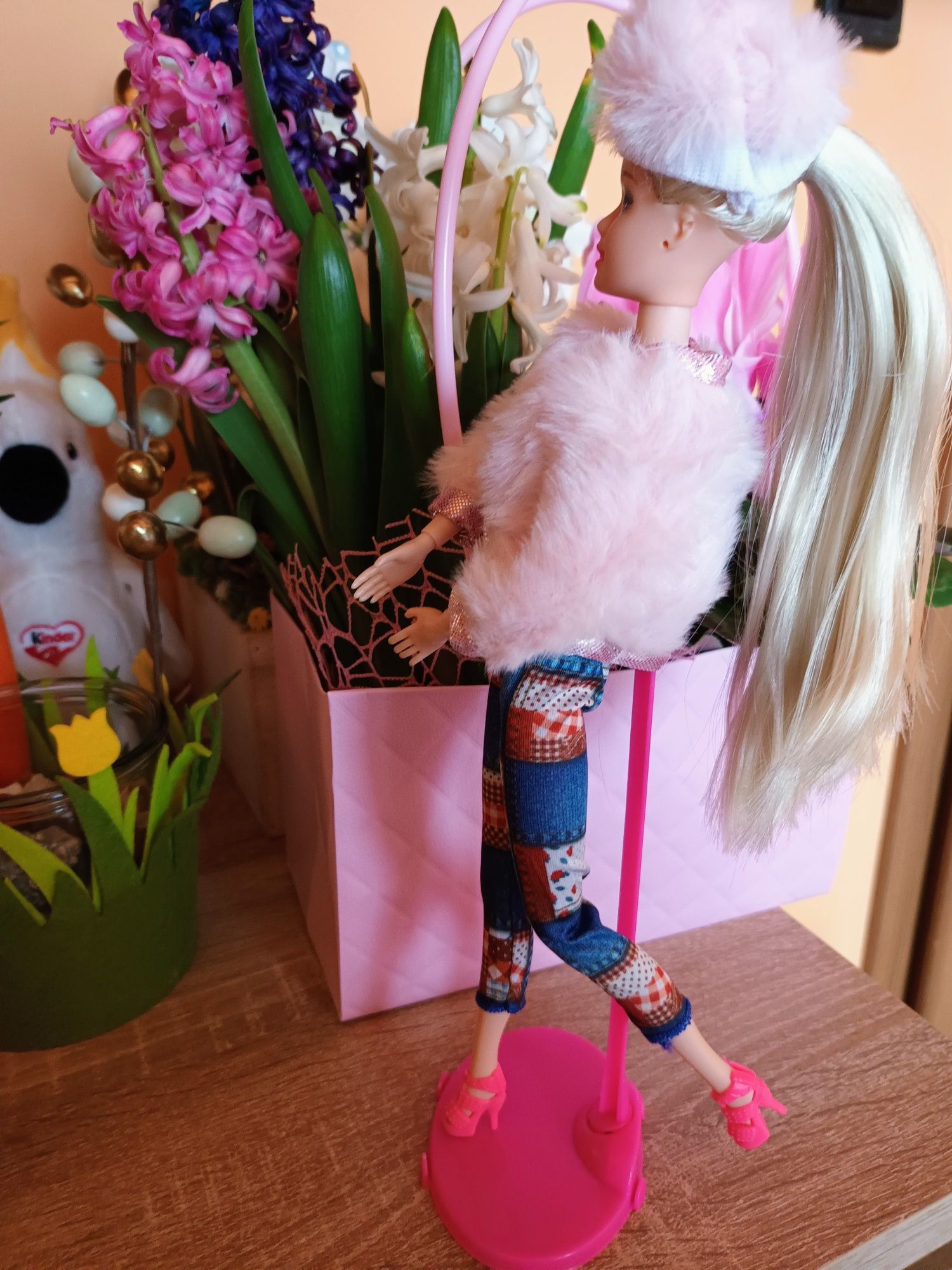 Papusa Barbie cu tinuta