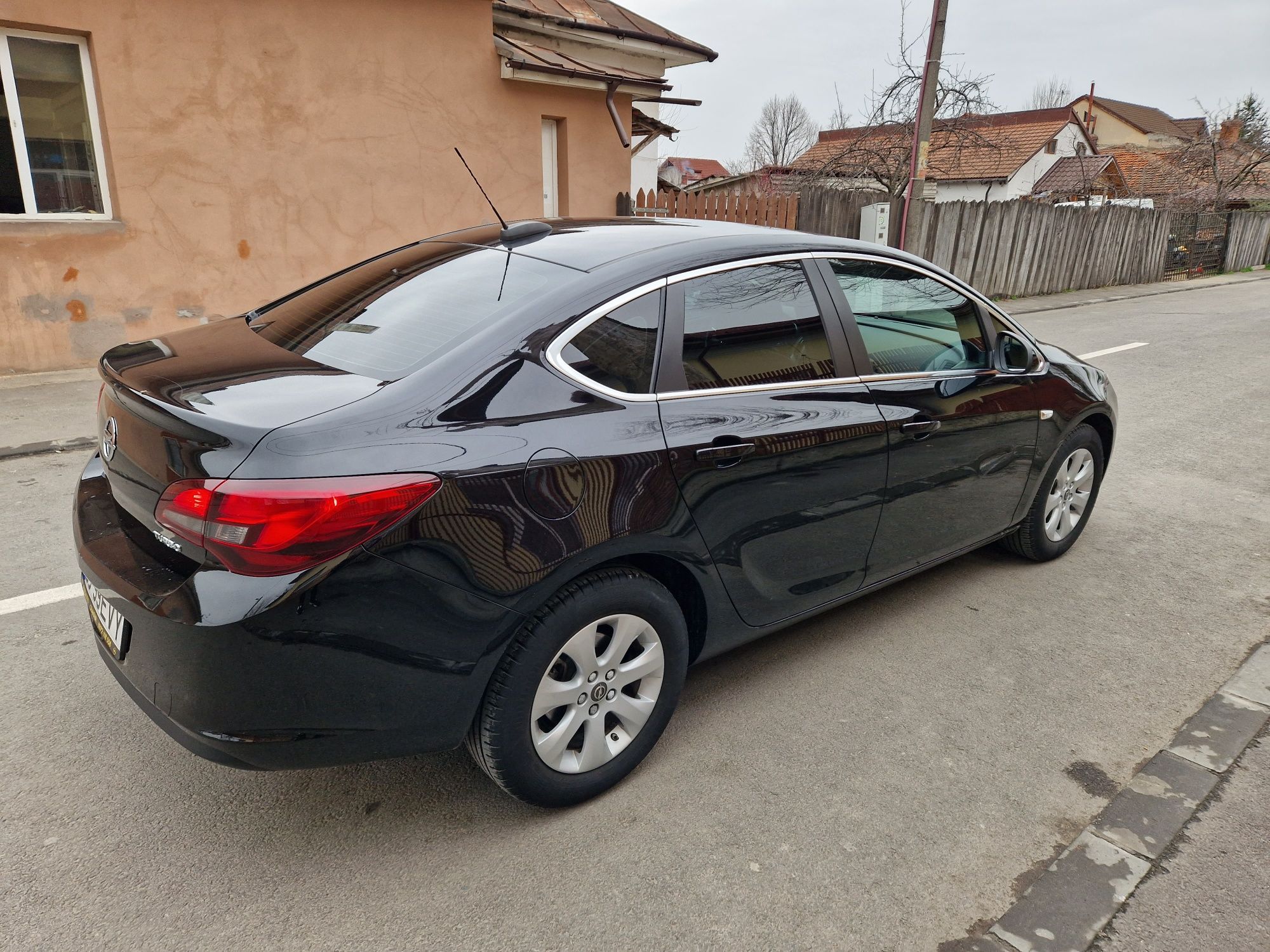 Opel Astra J Sedan 1.4 turbo 40.000 km