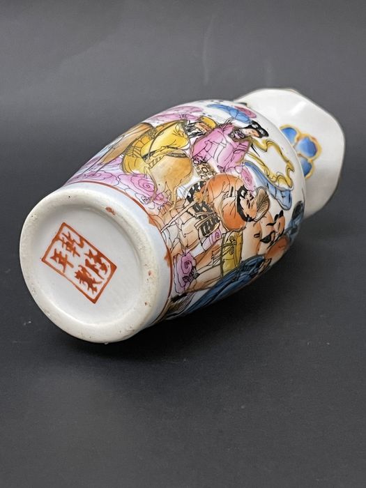 Vaza, veche China. Portelan pictat. Semnata.