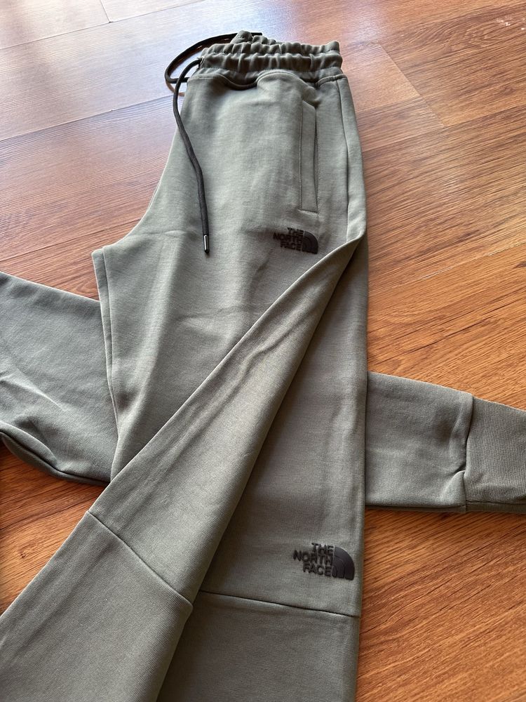 Мъжки,памучен,масленозелен екип The North Face с гумирано лого