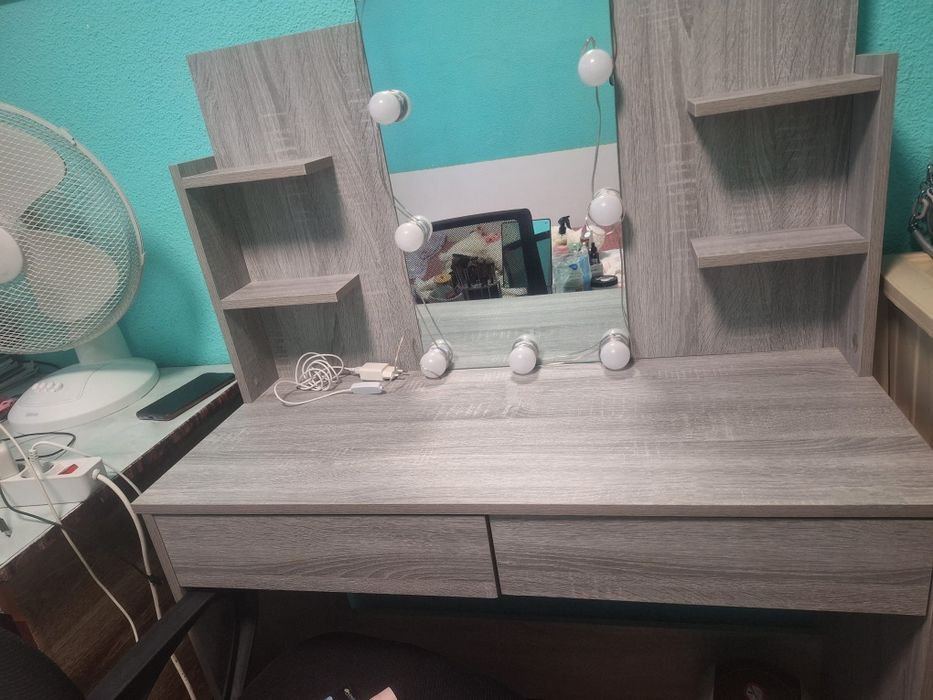 Masă make-up cu oglindă mare si lumini LED