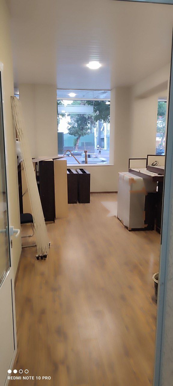Ofis yoki do'kon uchun joy sotiladi 95 + 20 (zaxvat) umumiy 115 kv.m.