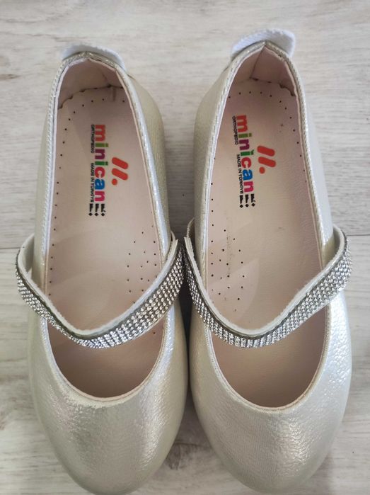 Перламутровые туфли для девочек