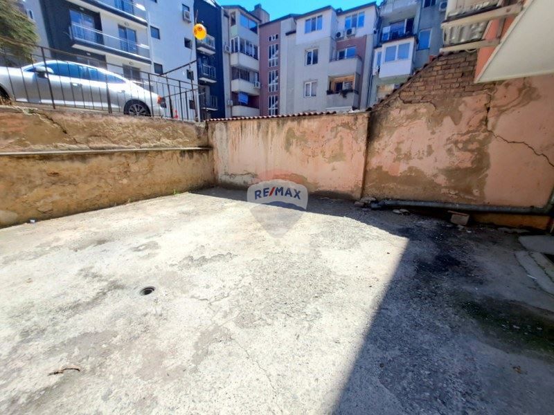 Дава се под наем Гараж / Паркомясто в Варна, Колхозен пазар - 18 кв.м за 204 € - Снимка #1