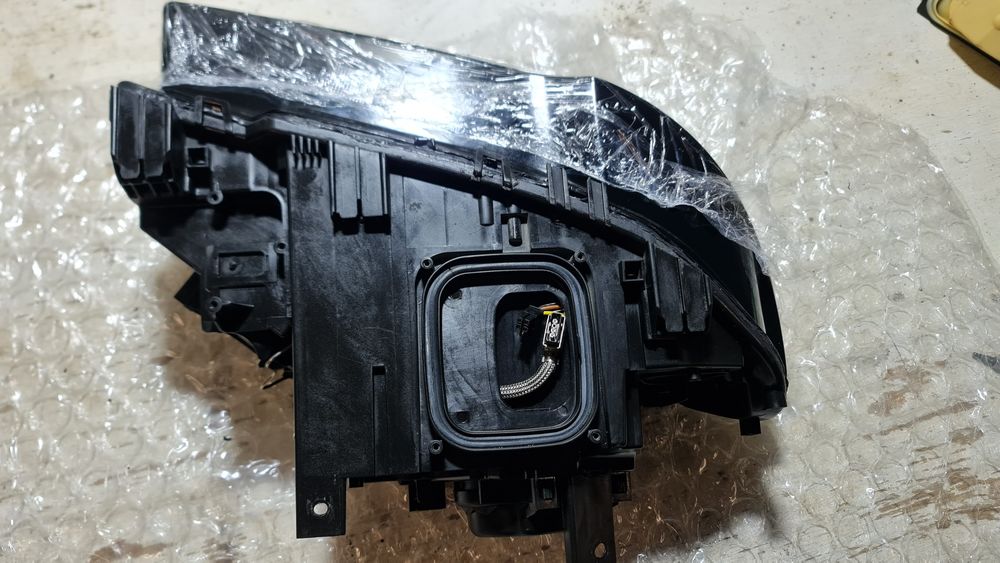 BMW е83 x3 ляв фар биксенон завиващ