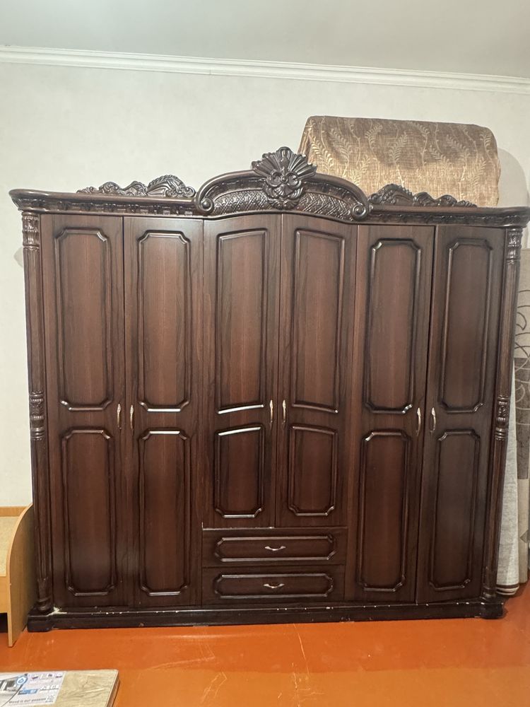 Продается спальный шкаф и тумба