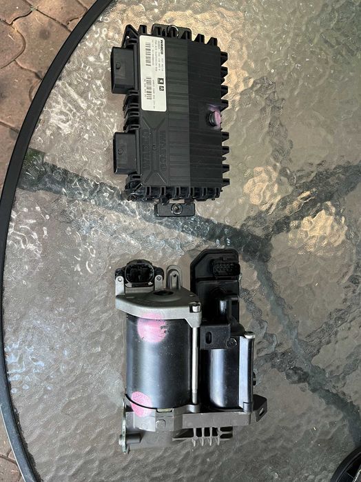 Compresor si calculator suspensie pneumatica Citroen C4 Picasso 2010