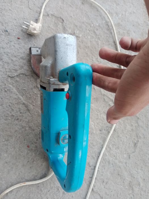 Продам электро ножницы по металу полностью рабочие состояния отличное