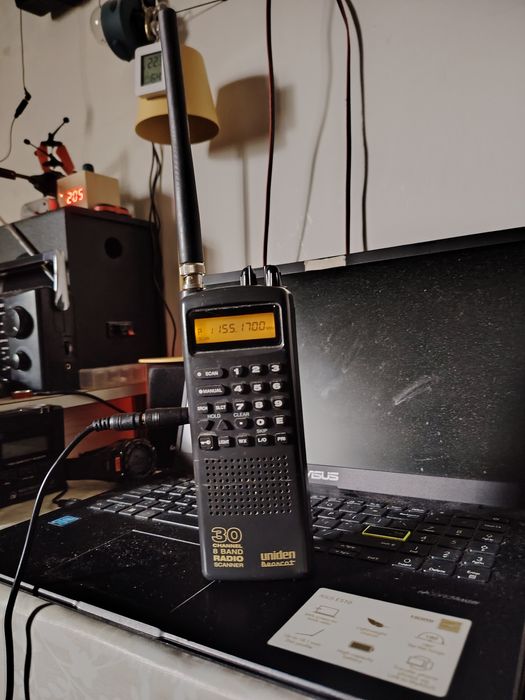 Uniden 8 benzi scan , perfect functional