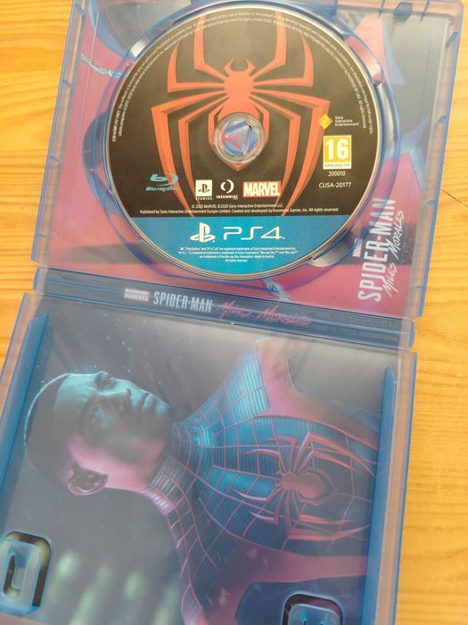 Vand 3 jocuri ps 4+o maneta