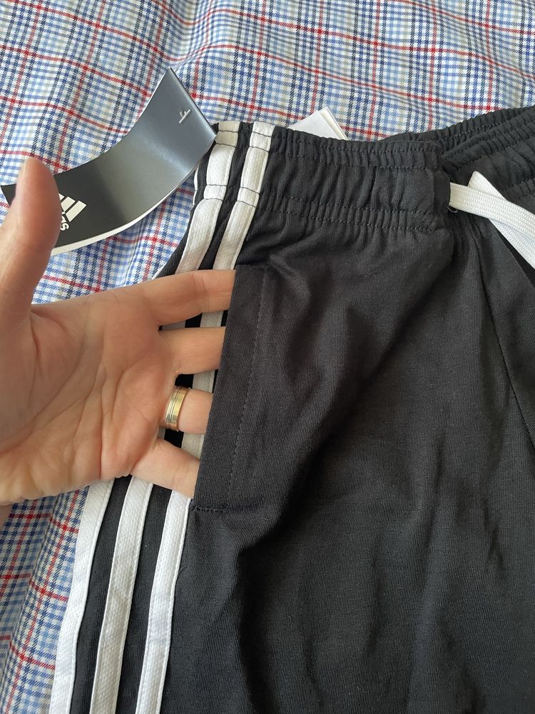 Pantaloni scurti Adidas noi