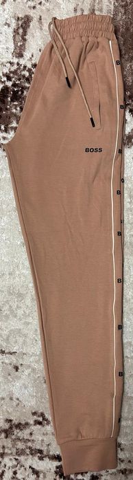 Vând compleu nou de bărbați Boss