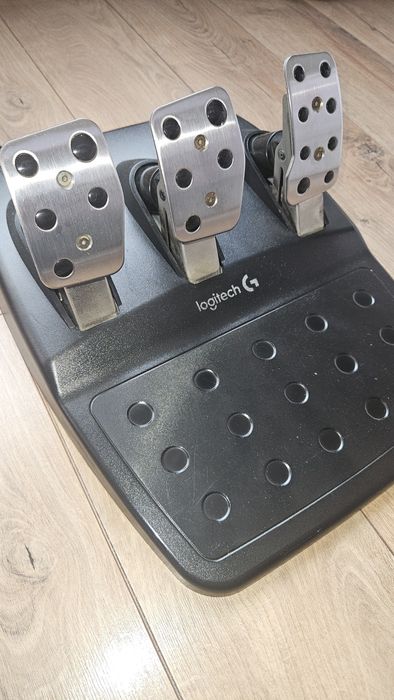 Волан и педали Logitech за компютър и PlayStation.