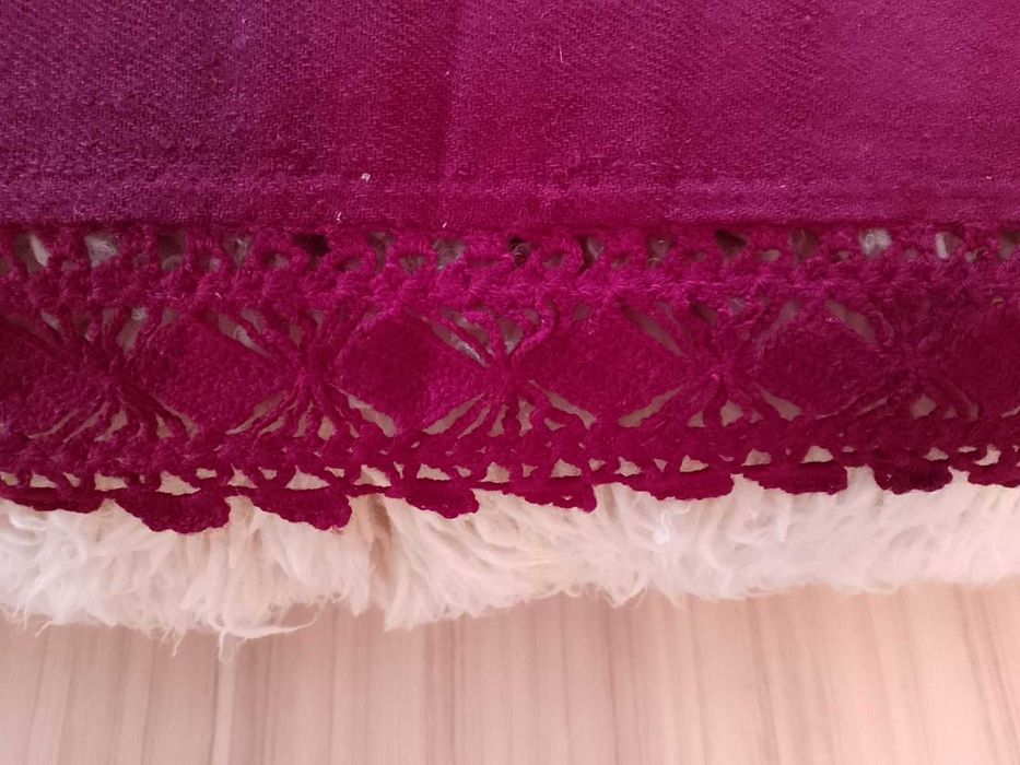 Стара вълнена покривка вишнава за легло от шаяк с дантела 165/ 220 см