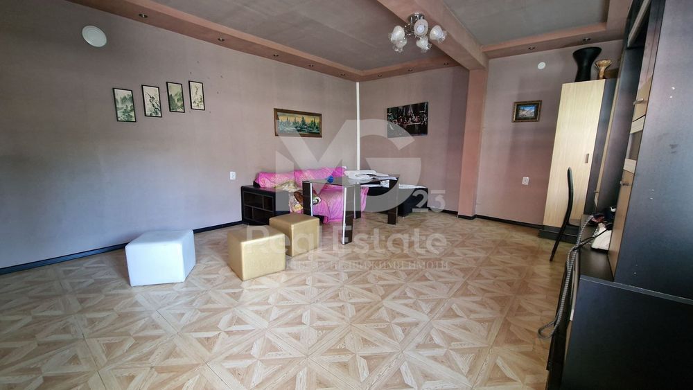 Едноетажна къща с двор и гараж!