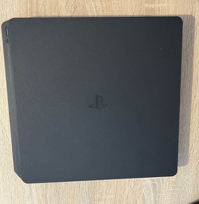 PlayStation 4 Slim + Controller + Joc FC24 – Stare excelentă!