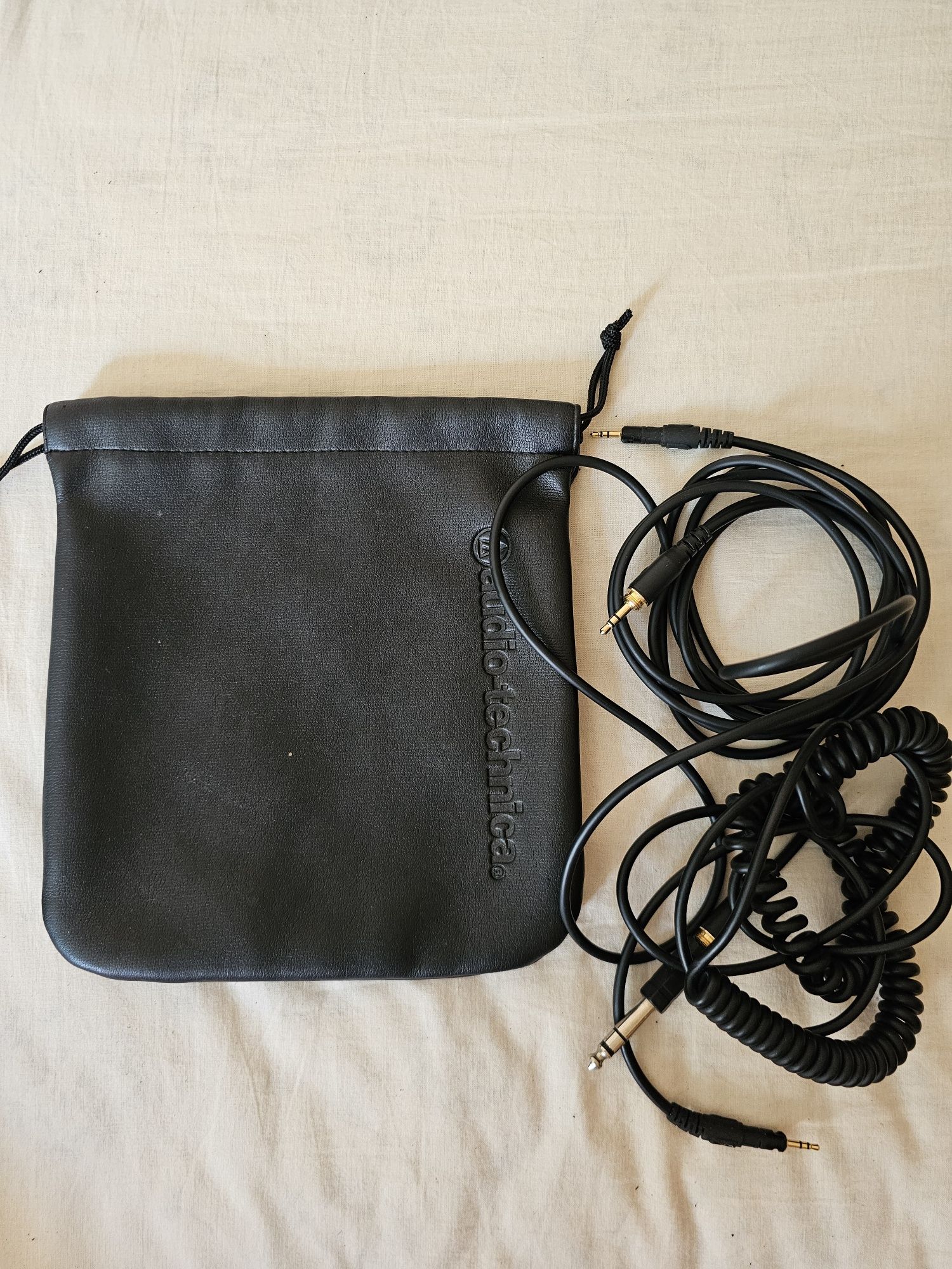 Audio-Technica ATH-M40X Студийни слушалки + калъф и 2 кабела