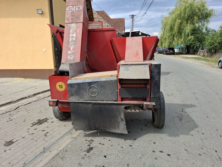 Vând culegatoare porumb