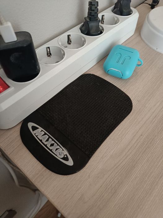 Нескользящий коврик для телефона