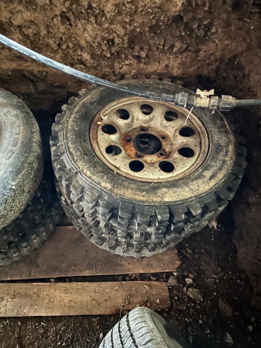 Vand cauciucuri cramponate  cu tot cu jante