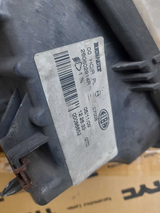 Far Sandero Original-Dreapta ( Elba )