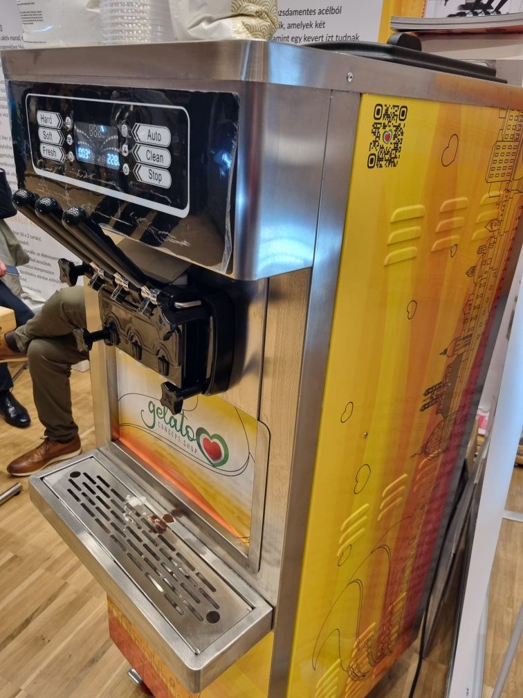 Mașină comercială de înghețată