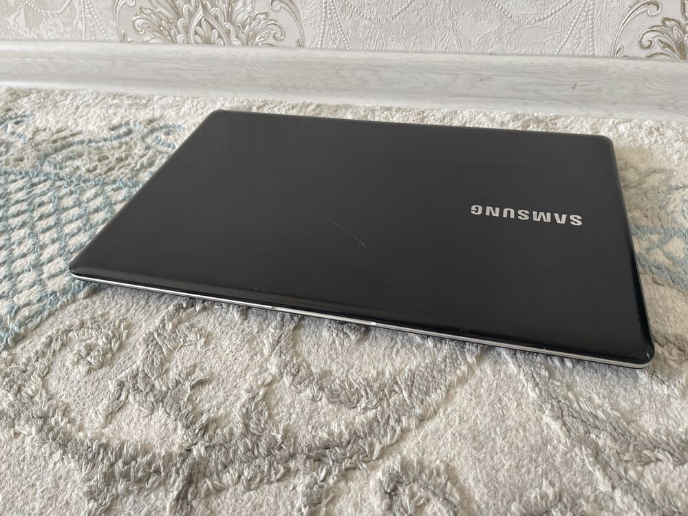 Продам ноутбук Samsung NT500R5l Core i3