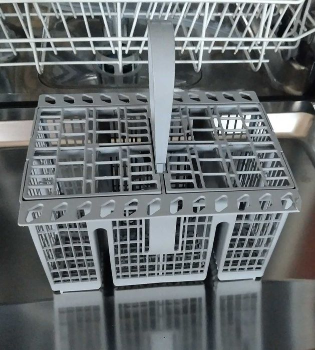 Продавам Съдомиялна за вграждане 12 комплекта HOTPOINT ARISTON LFT228A