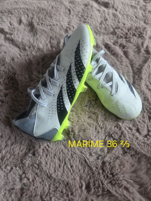 Ghete de fotbal cu crampoane, 80 RON/ perechea.