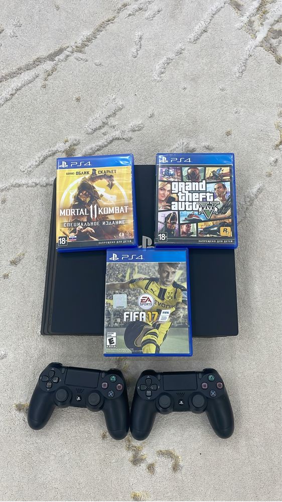 Playstation 4 почти не использованный